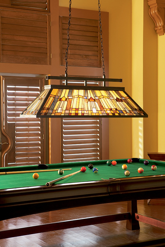 Check INGLENOOK 3 Light Island Tiffany chandelier - Elstead