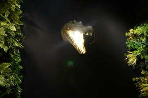 Las Plumas Rodrigo Gold Resin Crocodile Wall Light E27 small 2