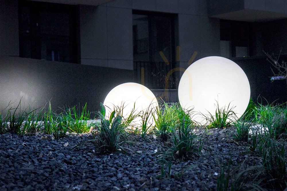 Preview Glossy White Garden Ball - LUNA BALL 50 cm, includes mounting kit, 3-meter cable, and spike - UV Glossy White Garden Ball - LUNA BALL 50 cm, includes mounting kit, 3-meter cable, and spike - UV
