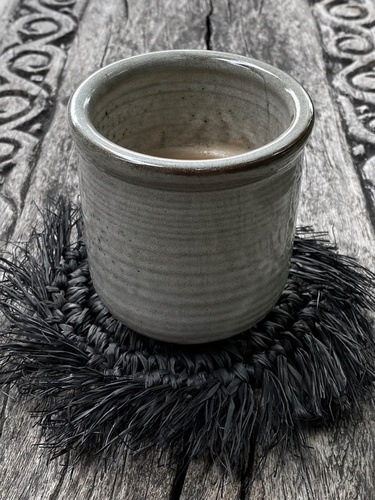Check Bazar Bizar Fringe Raffia coaster with fringe, black 16 cm