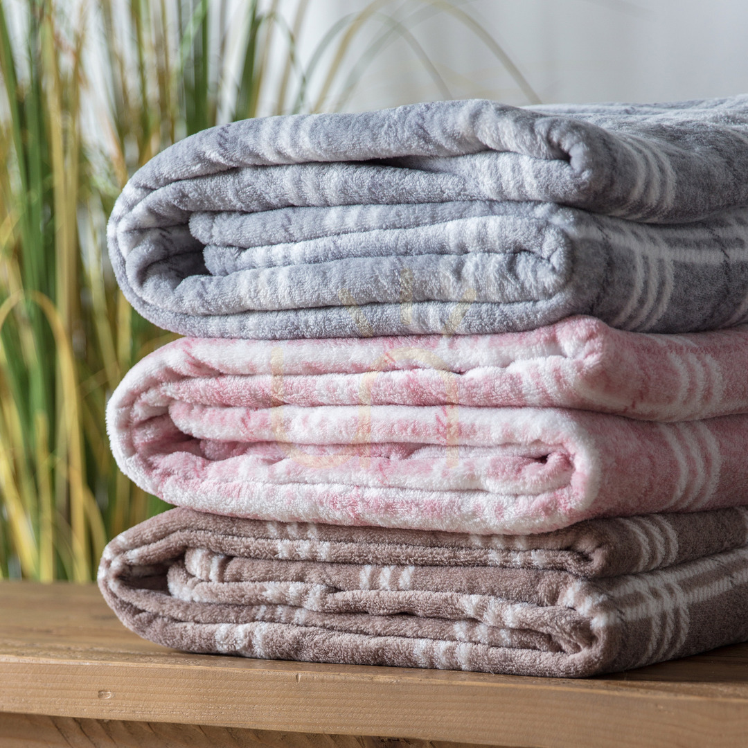 Display Fleece Throw Gallery Direct Checkmate Silver Checked Flannel 140x180cm Fleece Throw Gallery Direct Checkmate Silver Checked Flannel 140x180cm